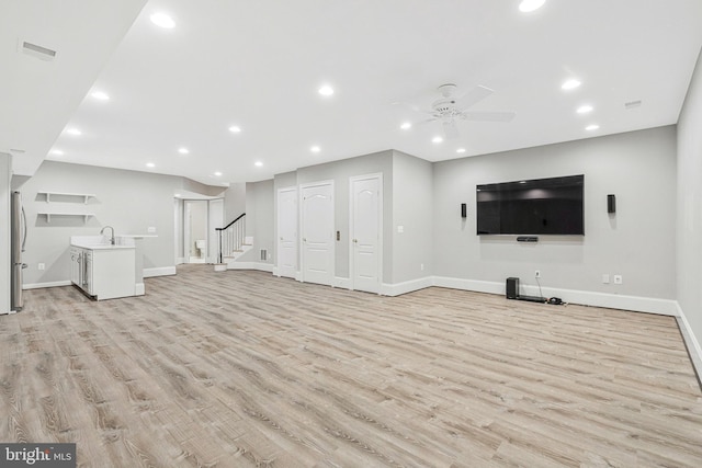 1473 Evans Farm Dr, Mclean, VA 22101 - unfurnished living room featuring light wood-style flooring, a ceiling fan, a sink, baseboards, and recessed lighting