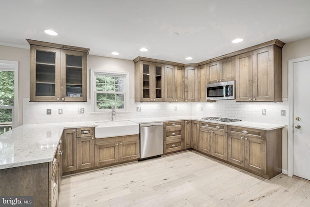 5926 Clermont Landing Ct, Burke, VA 22015 - kitchen featuring appliances with stainless steel finishes, a sink, light wood finished floors, healthy amount of natural light, and recessed lighting