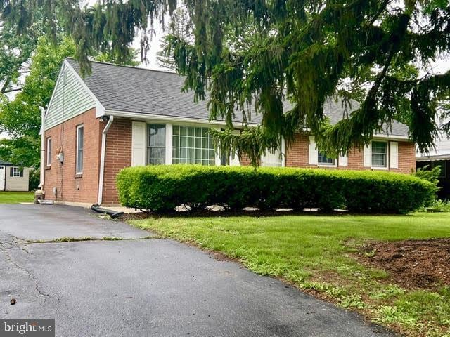 440 N Mount Joy St, Elizabethtown, PA 17022 - view of front of house featuring brick siding, a front lawn, and roof with shingles