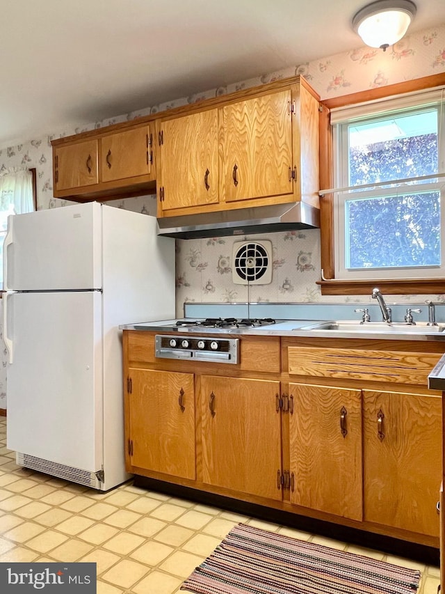 18 Jamaica Way, Hamilton, NJ 08610 - kitchen featuring freestanding refrigerator, wallpapered walls, plenty of natural light, stovetop, and a sink