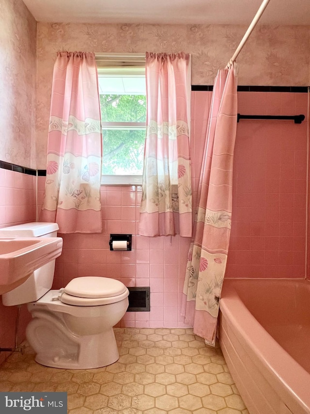 18 Jamaica Way, Hamilton, NJ 08610 - full bath featuring toilet, shower / tub combo with curtain, tile walls, wallpapered walls, and wainscoting