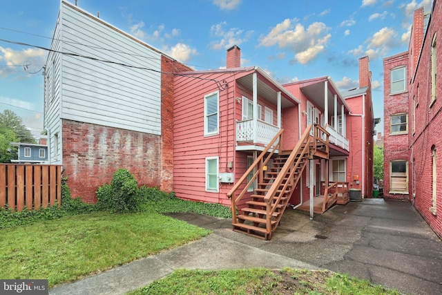 476 W Market St, York, PA 17401 - view of building exterior with stairs