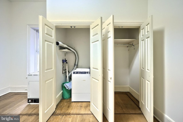 476 W Market St, York, PA 17401 - laundry area featuring washer / dryer, wood finished floors, and baseboards