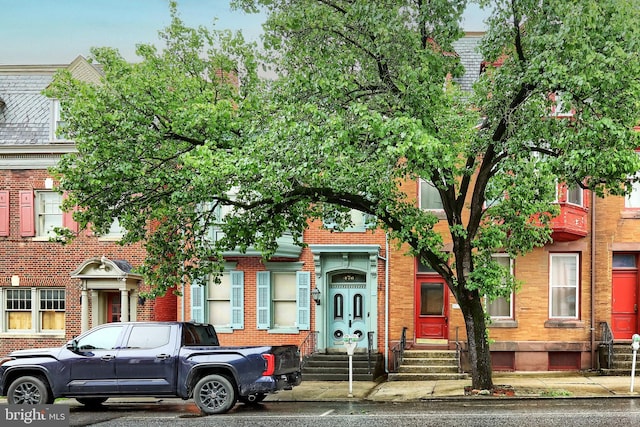 476 W Market St, York, PA 17401 - view of front facade featuring entry steps and brick siding