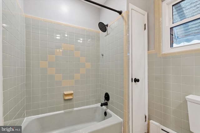 1142 Tree St, Philadelphia, PA 19148 - full bath featuring tile walls, shower / tub combination, and toilet