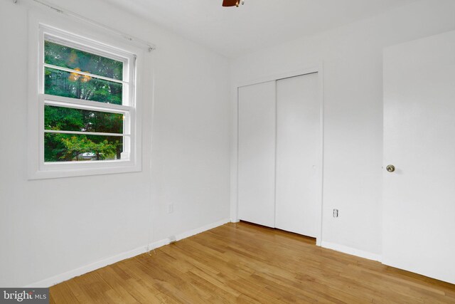 1501 Stirling Ct, Fort Washington, MD 20744 - unfurnished bedroom featuring light wood-style flooring, baseboards, a closet, and a ceiling fan