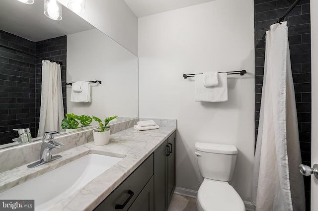 214 S Madeira St S, Baltimore, MD 21231 - bathroom featuring toilet, vanity, tiled shower, and baseboards