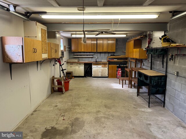 402 W Summit St, Mohnton, PA 19540 - garage with a workshop area
