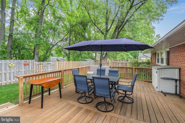 7120 Galesville Pl, Annandale, VA 22003 - deck featuring outdoor dining area and a fenced backyard