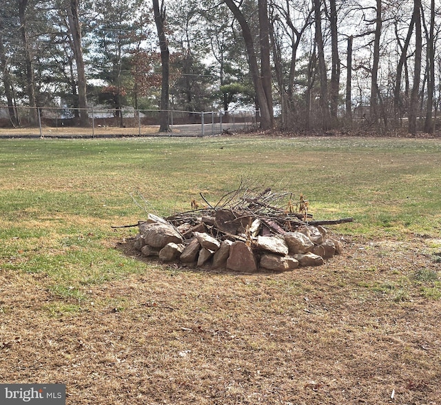 view of yard featuring a fire pit