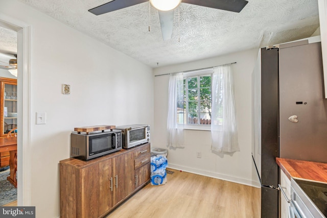 2908 Ruskin Ct, Abingdon, MD 21009 - kitchen featuring stainless steel appliances, a ceiling fan, light wood-style flooring, a textured ceiling, and baseboards
