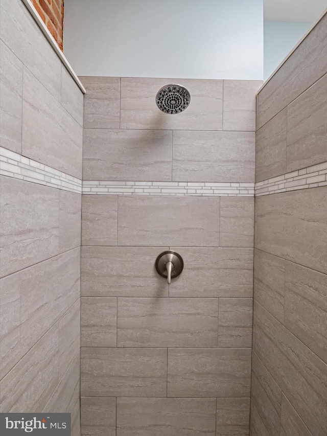 628 E Fort Ave, Baltimore, MD 21230 - bathroom featuring tiled shower