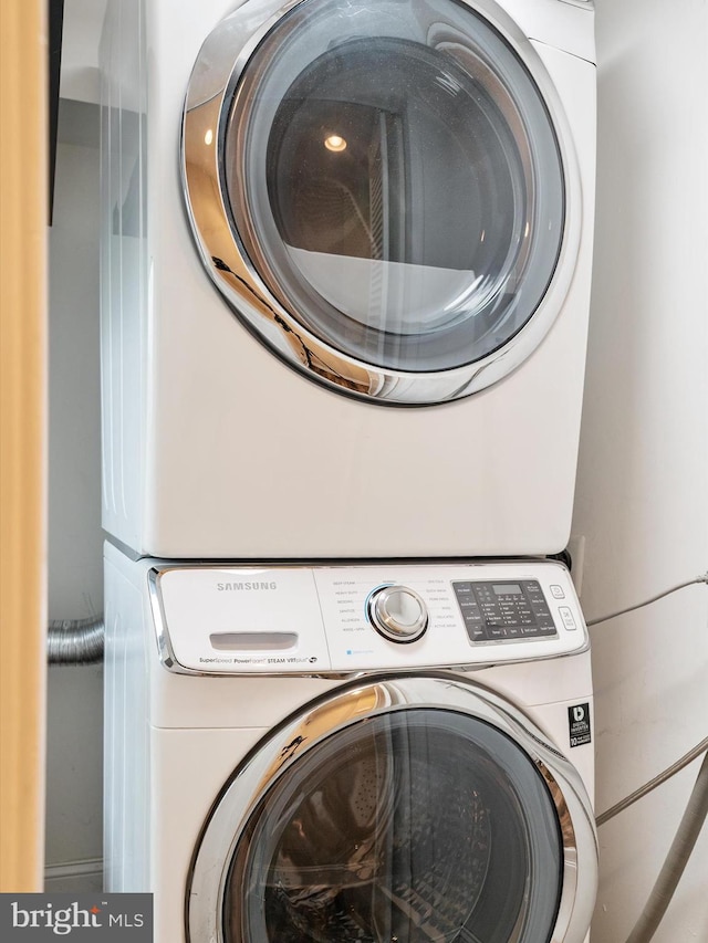 628 E Fort Ave, Baltimore, MD 21230 - laundry room with stacked washer / drying machine