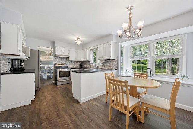7 Quail Ct, Wilmington, DE 19810 - kitchen with electric range, a chandelier, a peninsula, and decorative backsplash