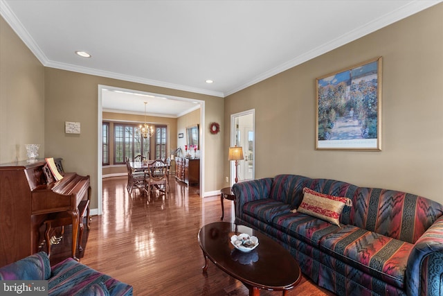 living area featuring a chandelier, baseboards, wood finished floors, crown molding, and recessed lighting