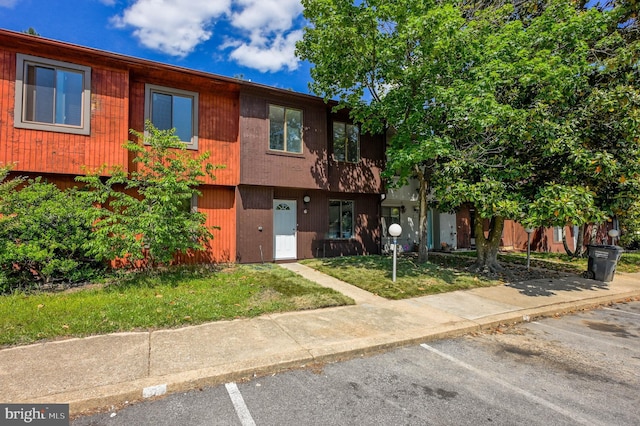 6 Keepsake Pl, Waldorf, MD 20602 - view of front facade featuring uncovered parking and a front lawn