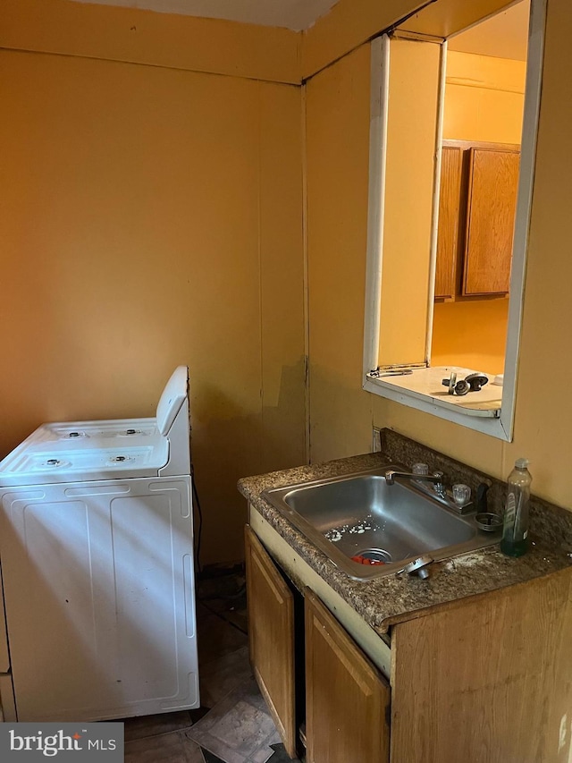 2918 N Taylor St, Philadelphia, PA 19132 - washroom with a sink and washer / dryer