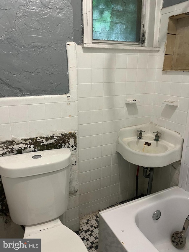 2918 N Taylor St, Philadelphia, PA 19132 - full bath featuring tile walls, toilet, and a sink