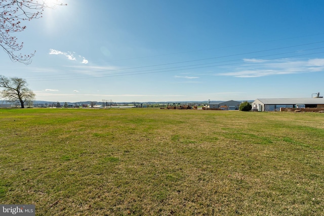 904 W Main St, New Holland, PA 17557 - view of green lawn