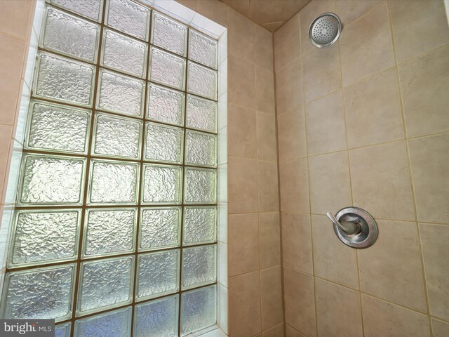 1812 64th Ave, Landover, MD 20785 - bathroom featuring tiled shower