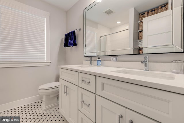 2 Murdock Rd, Baltimore, MD 21212 - bathroom featuring baseboards, double vanity, toilet, curtained shower, and recessed lighting