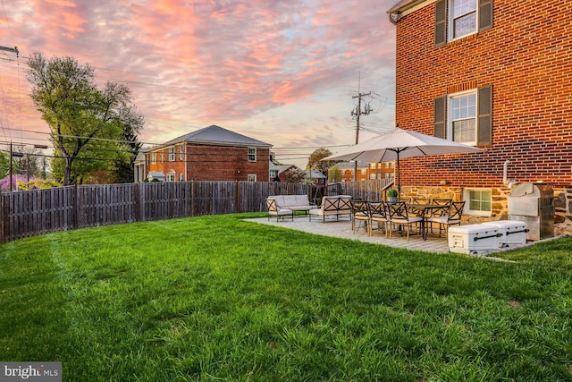 2 Murdock Rd, Baltimore, MD 21212 - yard at dusk with a patio area