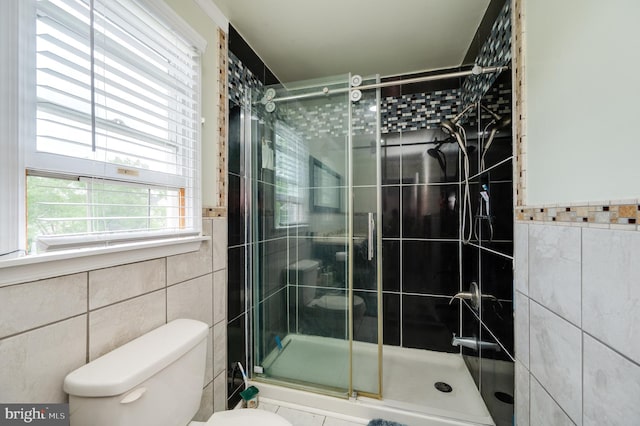 1533 Meadowview Dr, Pottstown, PA 19464 - full bathroom featuring tile walls, toilet, and a shower stall