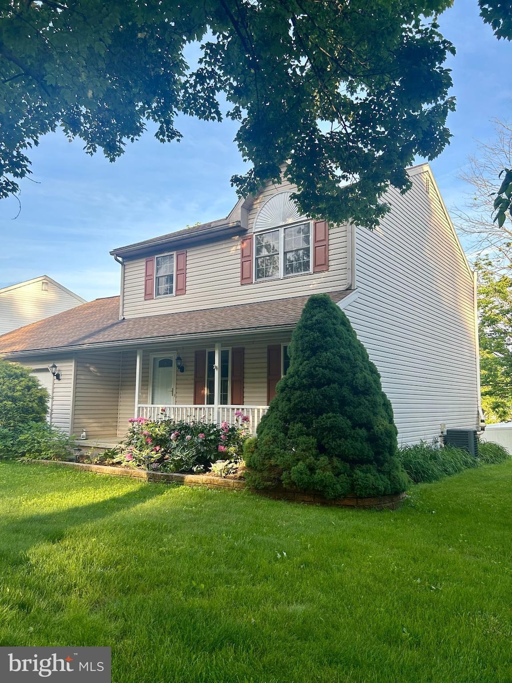 4180 Hunters Run Blvd, Reading, PA 19606 - view of front facade featuring covered porch, a front yard, and roof with shingles