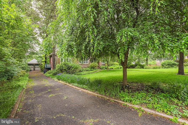 view of front of house featuring a front lawn and brick siding
