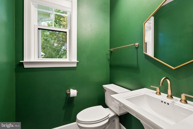 7101 27th Rd N, Arlington, VA 22213 - bathroom featuring a sink, toilet, and baseboards