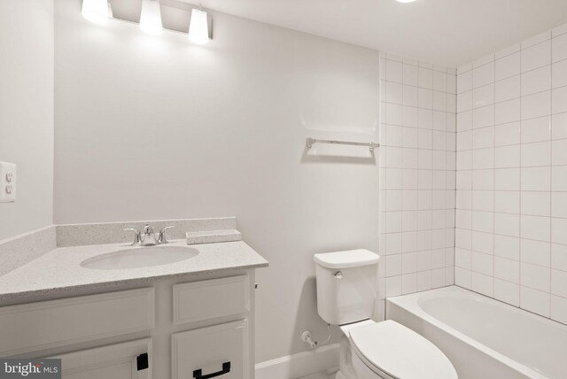 7101 27th Rd N, Arlington, VA 22213 - full bath featuring toilet, vanity, tub / shower combination, and baseboards