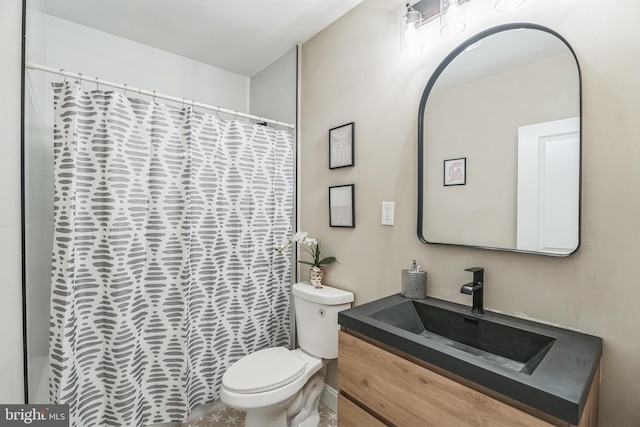 full bath featuring toilet, a shower with curtain, and vanity