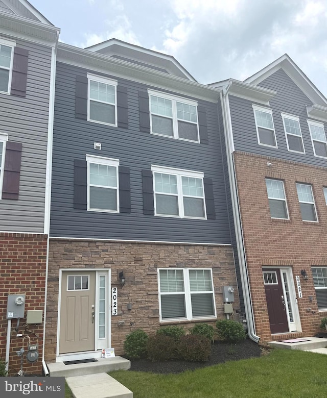 multi unit property featuring stone siding