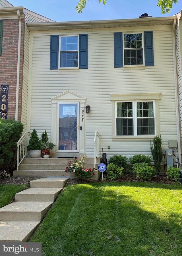 view of front of home featuring a front lawn