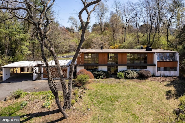 70 Heather Ln, Princeton, NJ 08540 - view of front of house featuring driveway and a front lawn