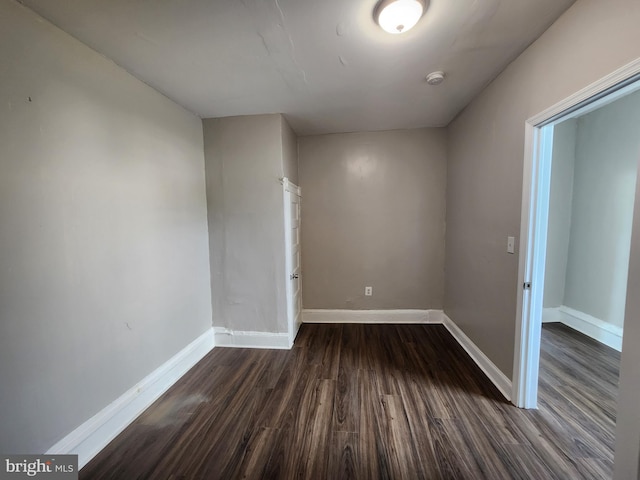 1000 E Preston St, Baltimore, MD 21202 - spare room featuring dark wood-type flooring, baseboards, and a smoke detector