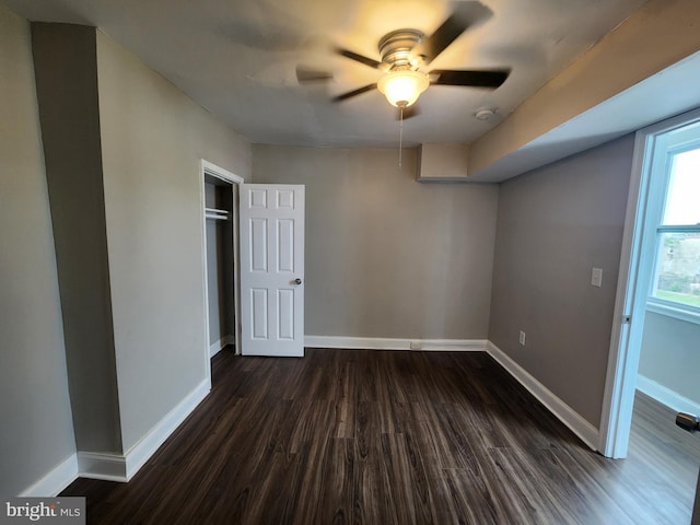 1000 E Preston St, Baltimore, MD 21202 - unfurnished bedroom featuring dark wood-style floors, baseboards, and a ceiling fan