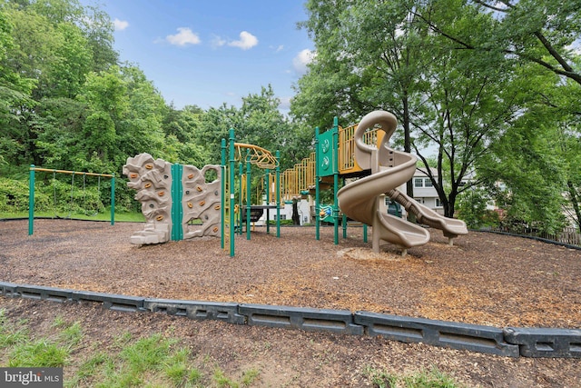6842 Heatherway Ct, Alexandria, VA 22315 - view of communal playground
