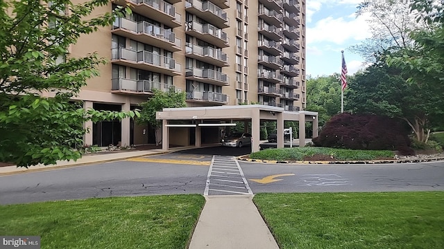 view of apartment building / complex featuring cooling unit