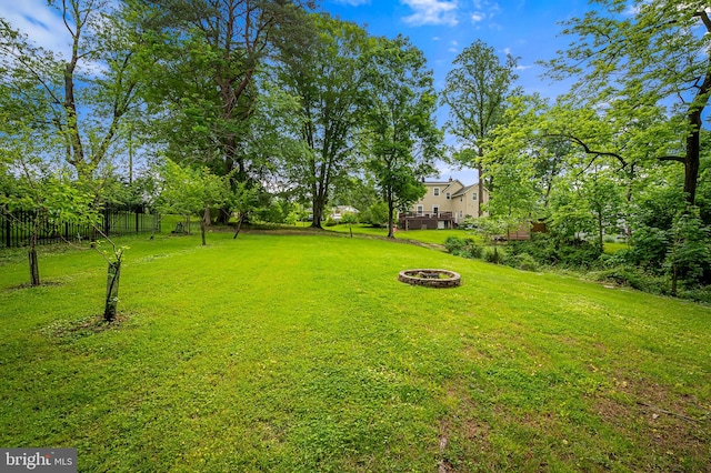 1602 S Rolling Rd, Halethorpe, MD 21227 - view of yard featuring a fire pit