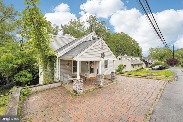 228 Balligomingo Rd, Conshohocken, PA 19428 - bungalow featuring a porch and a shingled roof