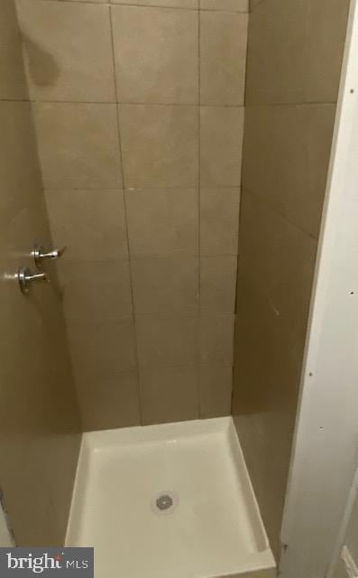 2617 N Bancroft St, Philadelphia, PA 19132 - full bath with a stall shower