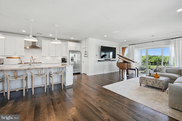 living area featuring dark wood-type flooring, recessed lighting, and baseboards