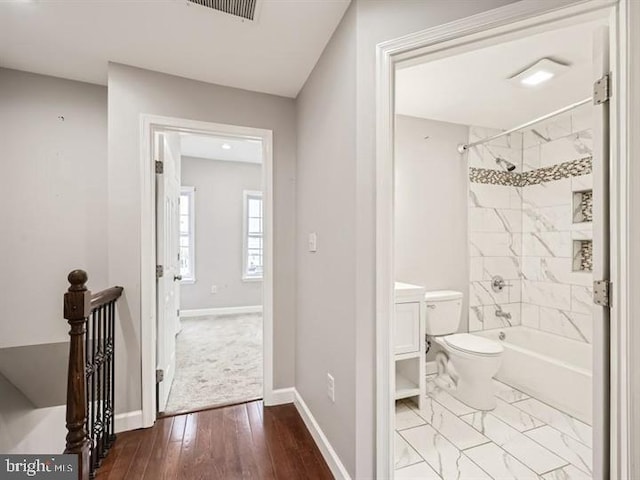 905 E Patapsco Ave, Baltimore, MD 21225 - full bath featuring toilet, baseboards, and bathtub / shower combination