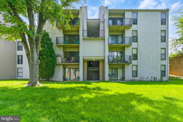 view of apartment building / complex