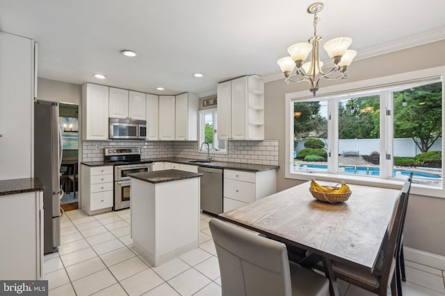 520 Perry Dr, Mount Laurel, NJ 08054 - kitchen featuring stainless steel appliances, a sink, a chandelier, tasteful backsplash, and crown molding