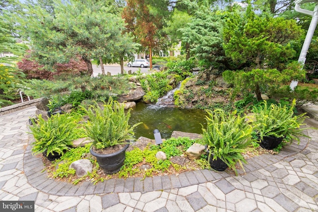 602 Tallowood Ln, Mount Laurel, NJ 08054 - view of yard with a garden pond