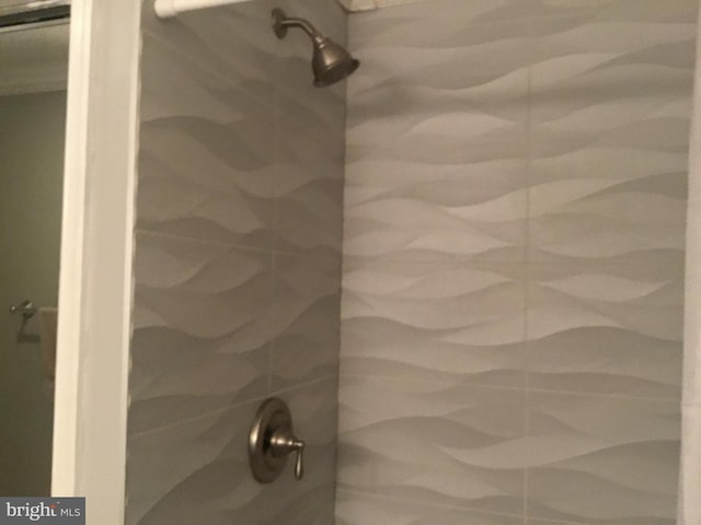 7709 Gromwell Ct, Springfield, VA 22152 - bathroom view of a shower
