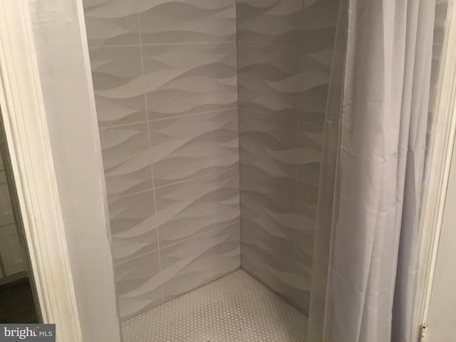 7709 Gromwell Ct, Springfield, VA 22152 - bathroom with tiled shower