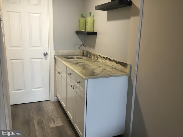 7709 Gromwell Ct, Springfield, VA 22152 - bar featuring a sink, dark wood finished floors, and under cabinet range hood